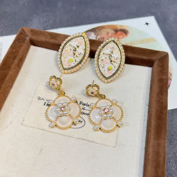 Wholesale French Style Oil Painting Drip Earrings Beige Sweet Niche Design Versatile Elegant Shell Embedded Copper Earrings For Women