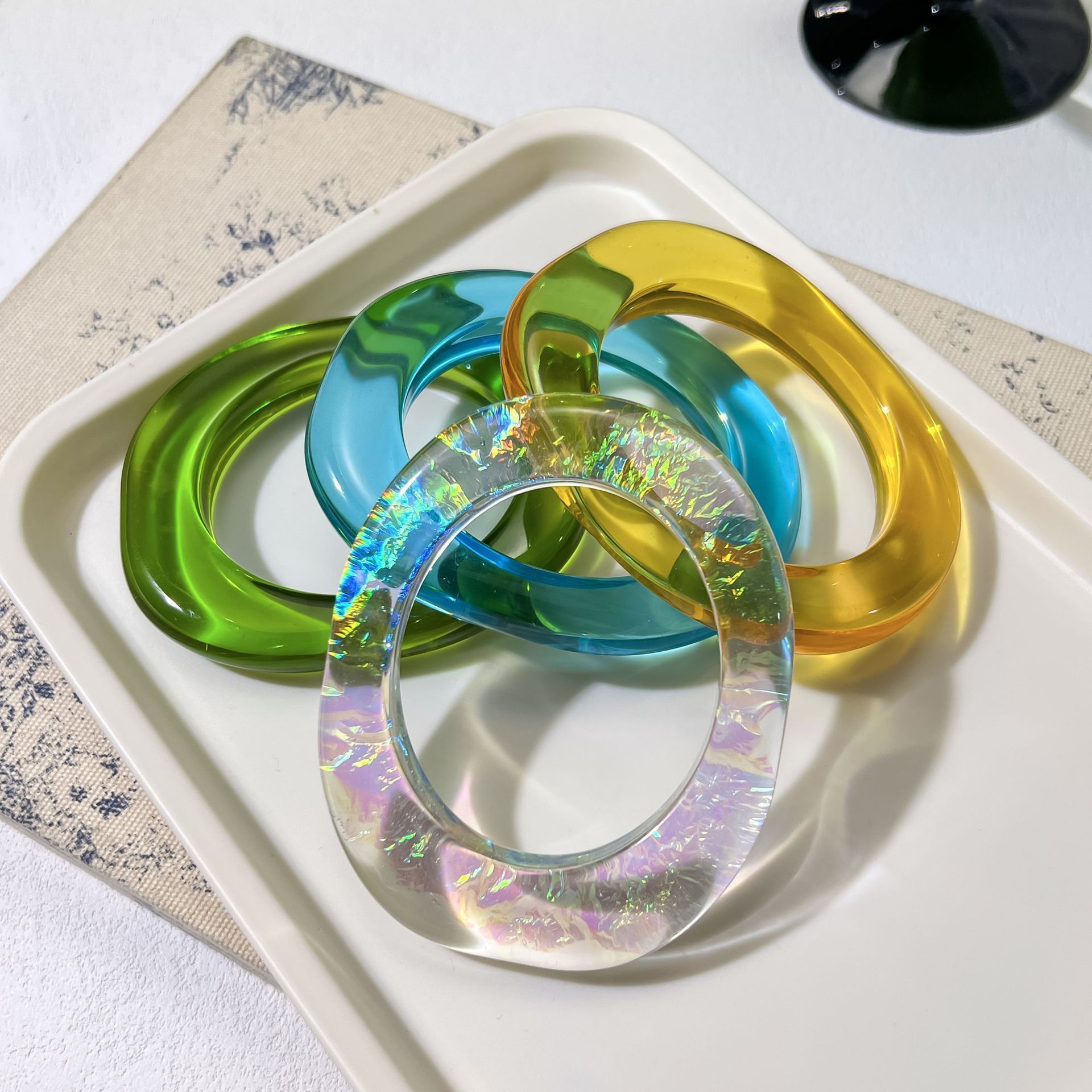 Wholesale European and American New Resin Oval Transparent Bracelet, Exaggerated Design, Personalized Translucent Oval Fashionable Bracelet