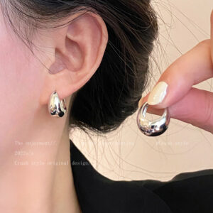 Wholesale European and American French Retro Metal Earrings Women's 2023 Niche Design High-end Light Luxury Simple Gold Ear Buckle Earrings