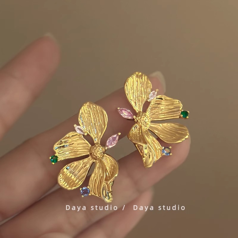 Wholesale Immersive Night Super Fairy French Retro Color Zircon Metal Flower Earrings Light Luxury High-end Niche Temperament