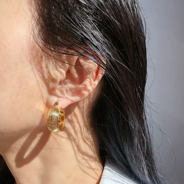 Wholesale Unique Classic Metal Stripe C-shaped Wide Ear Cuff Creative Gold Bead Gear Lace Vintage Earrings For Women Casual Versatile Ear Accessories 740