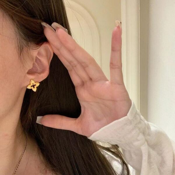 Wholesale Vintage brushed openwork four-leaf clover earrings made of copper, titanium, and steel