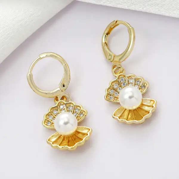 Wholesale Fashionable Shell Copper Micro-Paved Zirconia Simulated Pearl Ear Cuff Earrings Women's Versatile Ear Jewelry Daily Date Suitable