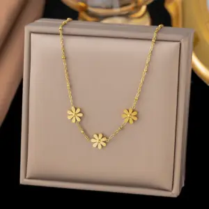 1 [AH16] Three Daisy Necklace / Gold