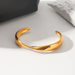 Wholesale Handmade Lines Bangle For Women In 304 Stainless Steel With 18K Real Gold Plated PVD Coated 0.03µm Thickness