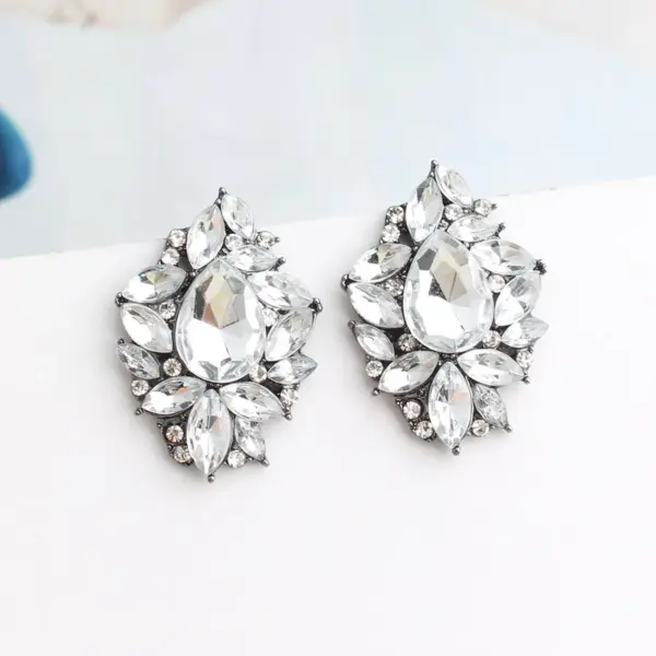 oly-ed1571b3a9b3ec0465af914dc33c4baf Wholesale Asymmetrical Irregular Stud Earrings For Women With May Birthstone Emerald In Golden Plated Zinc Alloy And Acrylic Inlay
