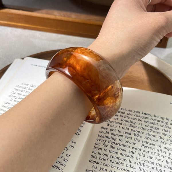 Wholesale resin acrylic niche wide bracelet women's Japanese and Korean retro minimalist fashion cold style amber bracelet
