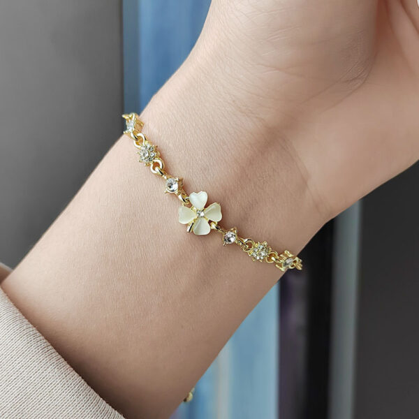 oly-ed3b447a78c4bbe6d513c2e97b81a40f Wholesale Korean Style Dongdaemun High-End Temperament Bracelet for Women Electroplated Diamond Cat's Eye Petals Flower Hand Jewelry Wholesale Fashion
