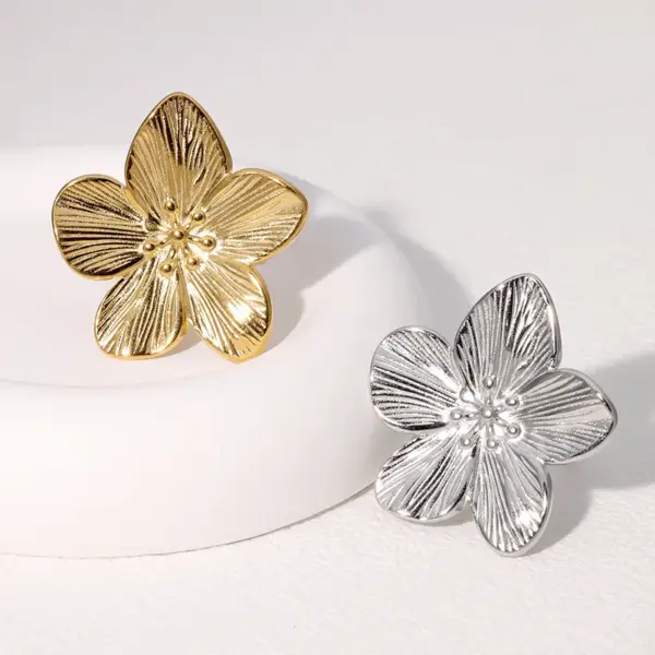 Wholesale 304 Stainless Steel Flower PVD Coated Stone-Free Real Gold Plated Elegant Vintage Style Waterproof Non Tarnish Open Rings