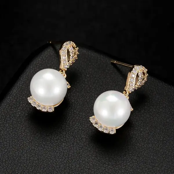Wholesale Irregular Earrings For Women Made Of Copper With Freshwater Pearl Inlay Featuring Electroplated Finish And 925 Sterling Silver Ear Pins