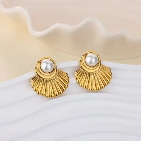 Wholesale Round Waterproof Non Tarnish Stud Earrings For Women In Copper With 18K Real Gold Plated PVD Coating And Artificial Pearl Inlay