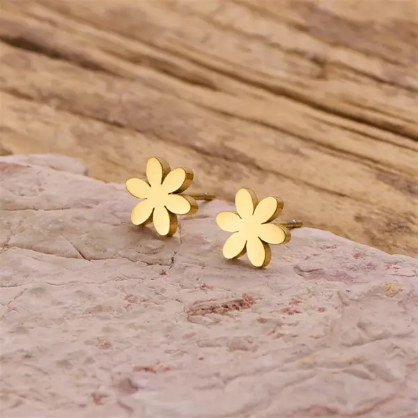 Wholesale Girls' Daily Mini Earrings Fashion 304 Stainless Steel 18K Gold Plated Vacuum Electroplating Cut Flower Leaf Simple Style Earrings