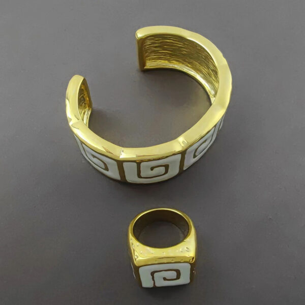 oly-efd3e2ee7e3e076e16c907fc4faab4fd Wholesale Back-shaped enamel color contrast bracelet French niche design retro simple fashion temperament high-end sense gold ring