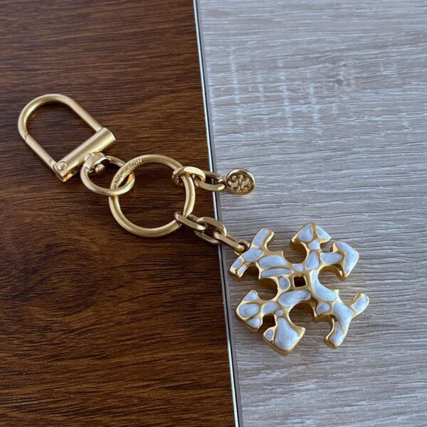 oly-f026b52fde886b12a356bdbca02dac5b Wholesale fashion · simple commuter niche design enamel glaze hand painted English letters metal keychain