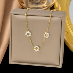 13 [Ah6075] 3 Pearl Flower Necklace / Gold