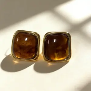 Brown / Average Size / Square