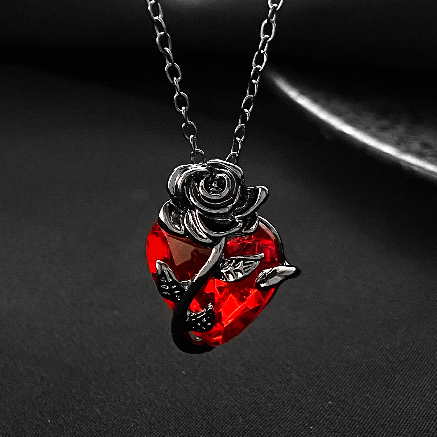 Wholesale European and American Diablo Ins Love Rose Necklace Female Gothic Wrapped Flower Heart-shaped Clavicle Chain Valentine's Day Cross-border