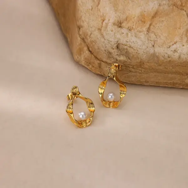 Wholesale Round Waterproof Non Tarnish Stud Earrings For Women In Copper With 18K Real Gold Plated PVD Coating And Artificial Pearl Inlay
