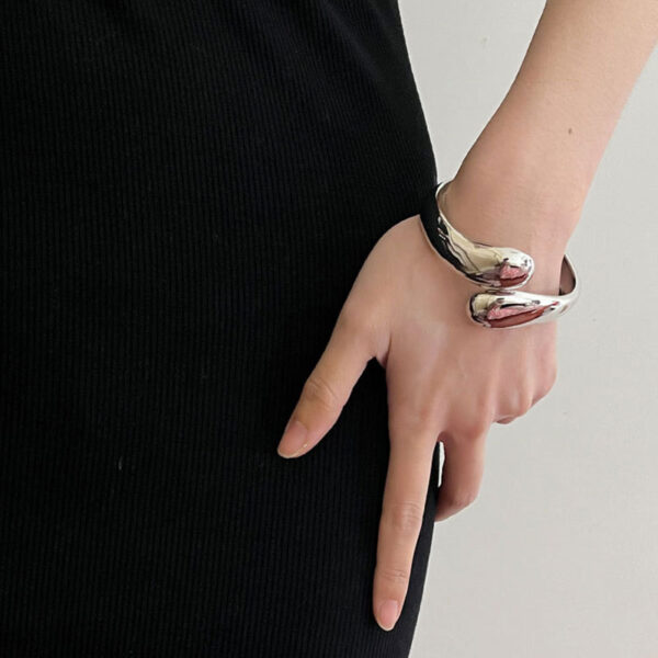 oly-f2becabc5830b75c05455b13e89f9440 Wholesale metal style geometric smooth cross retro ins bracelet women's light luxury niche high-end exquisite bracelet