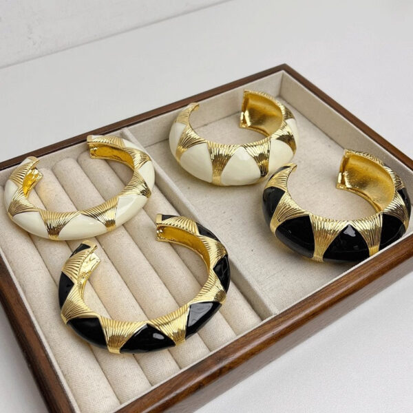 oly-f3a25c102633d831aecb553033634d2c Wholesale French Niche Design Retro Black Gold Enamel Stacked Wearing Wide Bracelet Women's Light Luxury High-end Refined Open Bracelet
