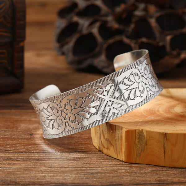 Wholesale Retro Metal Wide Open Bracelet Personality Ethnic Style silver Alien Bracelet Female Middle Ancient Niche Accessories