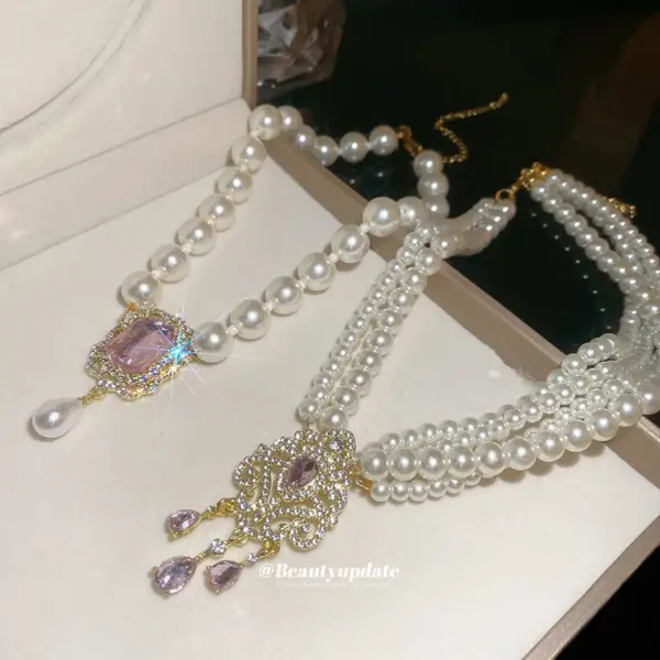 Wholesale Flowers Pendant Necklace For Women With Alloy Pendant Material Featuring Imitation Pearl And Rhinestones In White