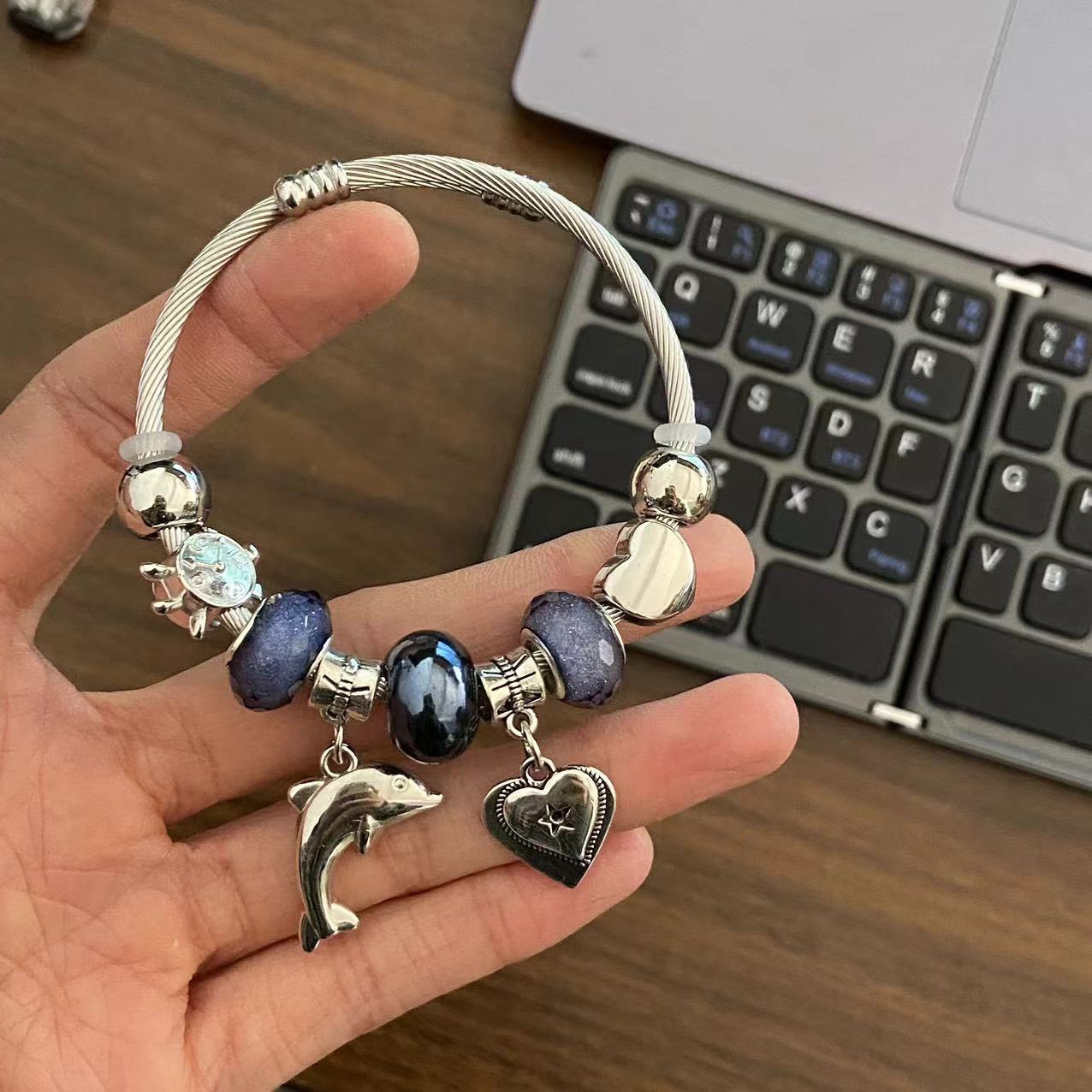 Wholesale New stainless steel dolphin heart bracelet, heart pendant, pink beaded personalized open bracelet, wholesale from manufacturer.