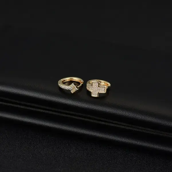 Wholesale Unisex Cross Earrings For Everyday Wear Featuring Electroplated Finish And Copper Ear Pins With Zircon Inlay