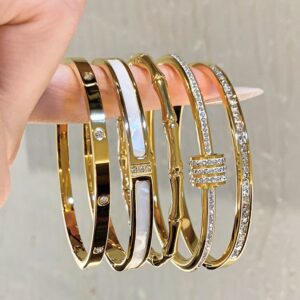 Wholesale Titanium Steel Non-Fading Baby's Breath Bracelet for Girls, Versatile, High-End, Fashionable, Full Diamond, Stainless Steel, Round Design, Light Luxury