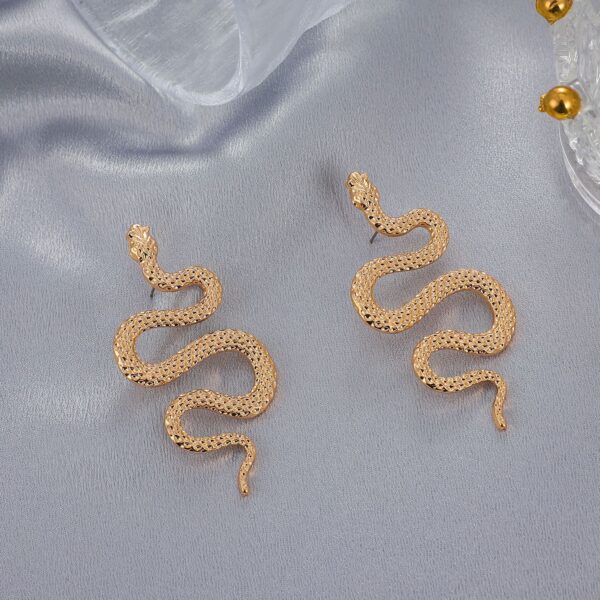 Wholesale Retro Exaggerated Snake Earrings Fashion Punk Geometric Alloy Carved Animal Snake Earrings Earrings