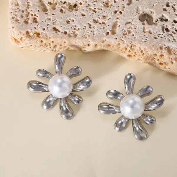 Wholesale PVD Coated Real Gold Plated 18K Gold Pearl Flower 304 Stainless Steel Casual Cute Lady Waterproof Non Tarnish Ear Studs