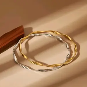 Wholesale Non-Tarnishing Titanium Steel Mobius Ring Bracelet For Women Irregular Simple Design Luxurious Style Hand Jewelry