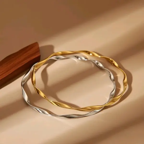 Wholesale Non-Tarnishing Titanium Steel Mobius Ring Bracelet For Women Irregular Simple Design Luxurious Style Hand Jewelry