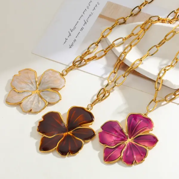 Wholesale 18K Gold Plated 304 Stainless Steel Vacuum Electroplating (In Furnace) Flower Oil Drop Electroplating Vintage Simple Style Paperclip Chain Snake Chain Pendant Necklace For Women Weekend Date Selfie Festival