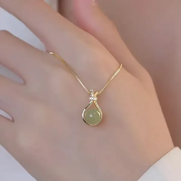 Wholesale Round Inlay Pendant Necklace For Women In Copper With 18K Real Gold Plated Water Plating And Artificial Rhinestones On Box Chain