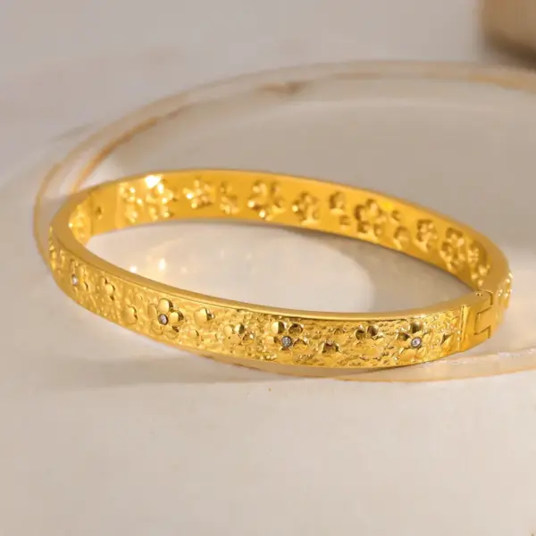 Wholesale Vacuum Electroplating (In Furnace) Plated 18K Real Gold 304 Stainless Steel Zircon V-shaped Cross Flower Electroplating Inlaid Bracelet For Women