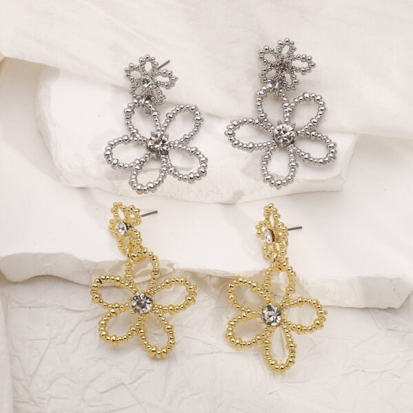 Wholesale E12859 metal-style geometric diamond earrings fresh and sweet hollow flowers light luxury exquisite earrings for women