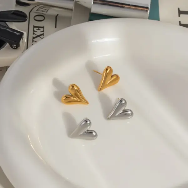 Wholesale PVD Coated Real Gold Plated 18K Gold Heart Shape 304 Stainless Steel Elegant Lady Waterproof Non Tarnish Ear Studs