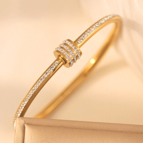 oly-fa5f1cf95ab35e7ed270663b300df4e9 Wholesale Stainless steel non-fading jewelry, electroplated gold, slim waist titanium steel bracelet