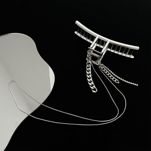 Wholesale Niche personalized hairpin exaggerated headwear women's large shark clip back head clip tassel chain hair accessories
