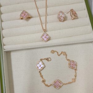 Wholesale Copper Italian brushed finish, natural pink mother-of-pearl three-flower bracelet, diamond-encrusted four-leaf clover clavicle chain.