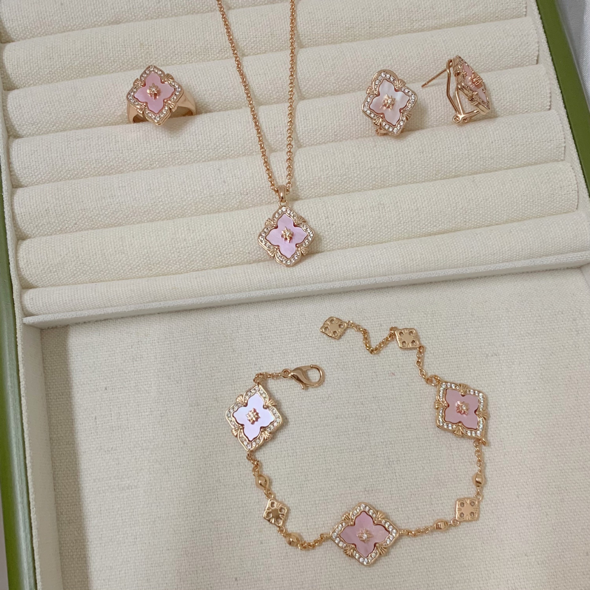 Wholesale Copper Italian brushed finish, natural pink mother-of-pearl three-flower bracelet, diamond-encrusted four-leaf clover clavicle chain.