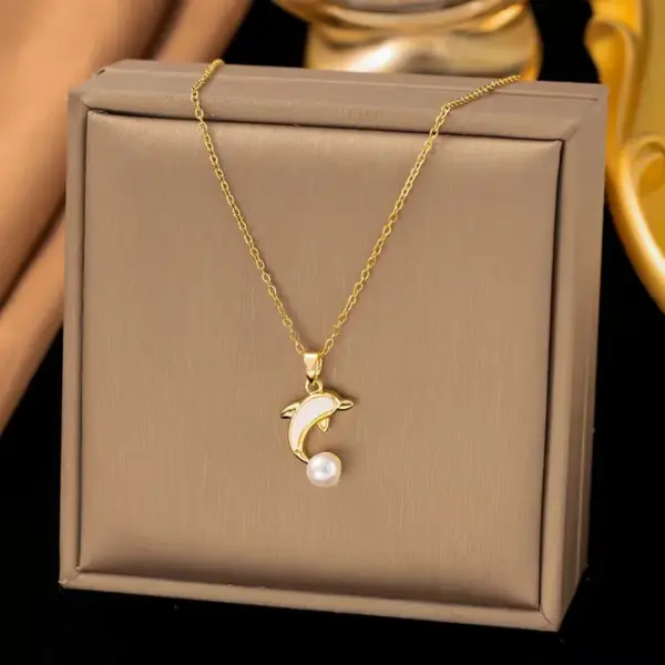 Wholesale Starfish Inlay Pendant Necklace For Women In Copper With 18K Real Gold Plated And Artificial Rhinestones, Water Plating On Cable Chain