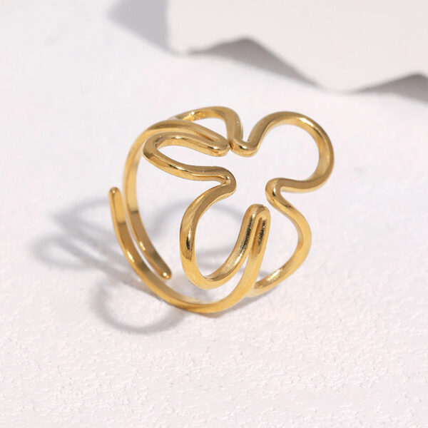 Wholesale Titanium steel openwork flower ring, stainless steel ring that won't fade.