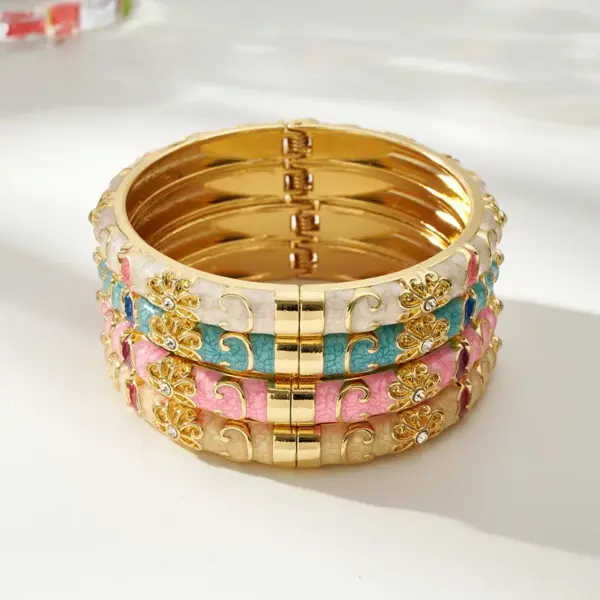 Wholesale Electroplated Flowers Bangle For Women In 304 Stainless Steel With 18K Real Gold Water Plating And Rhinestone Inlay