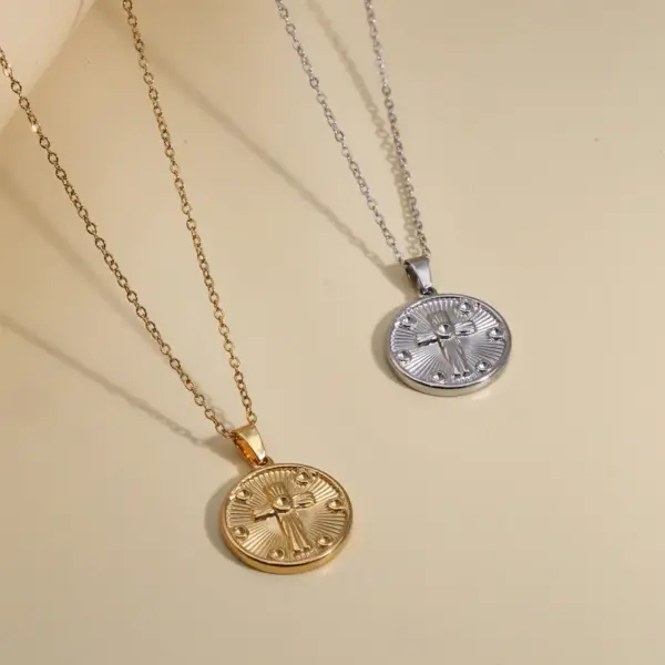 Wholesale Ion Plating (IP) 18K Gold Plated Cross 304 Stainless Steel Casual Classical Simple Style Waterproof Non Tarnish 304 Stainless Steel Pendant Necklace