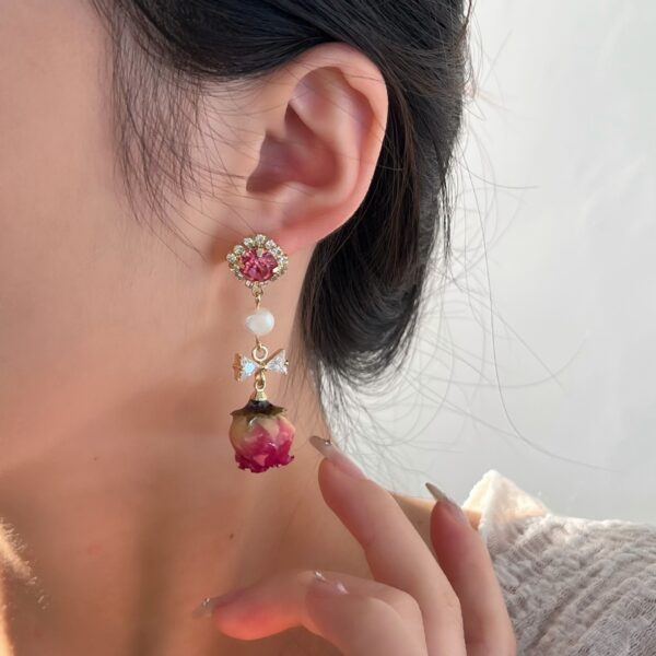 Wholesale ins elegant elegant elegant eternal flower earrings female niche design retro Mori Freshwater Pearl Rose earrings fashion