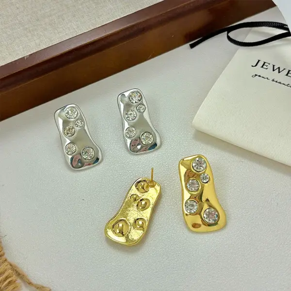 Wholesale Lugong New Alloy Diamond Embedded Women's Fashion Ear Cuff Wrinkled Leather Stylish Commute Personality Ear Jewelry