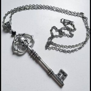 oly-02c619119dd238459e9b25b7df33251b Wholesale Zinc Alloy Gothic Skull Key Necklace Ancient Silver Finish Fashion Accessory for Everyday Wear