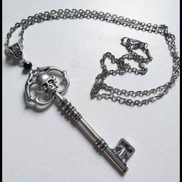 oly-02c619119dd238459e9b25b7df33251b Wholesale Zinc Alloy Gothic Skull Key Necklace Ancient Silver Finish Fashion Accessory for Everyday Wear